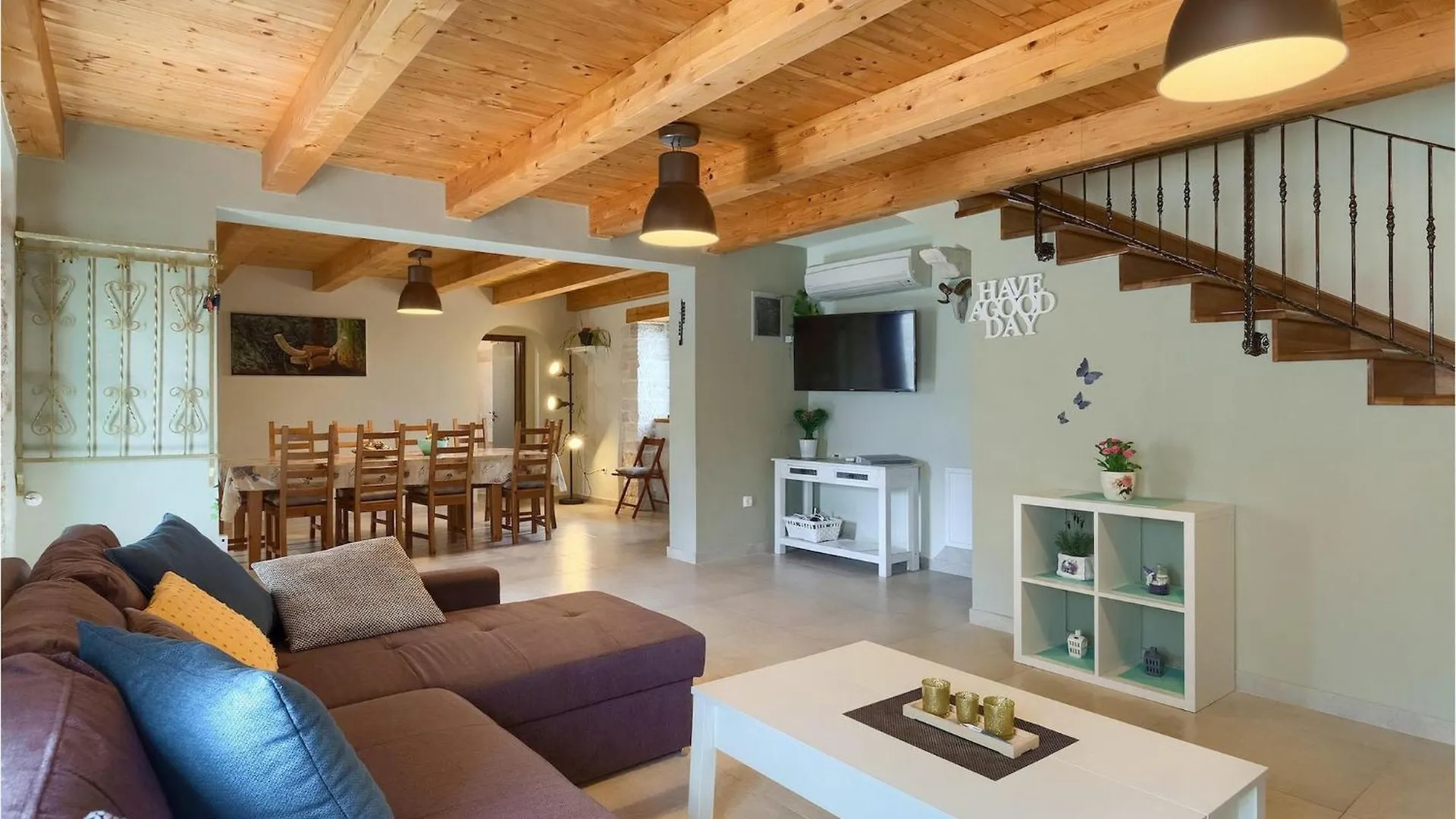 Villa Ive 0*, Orbanici