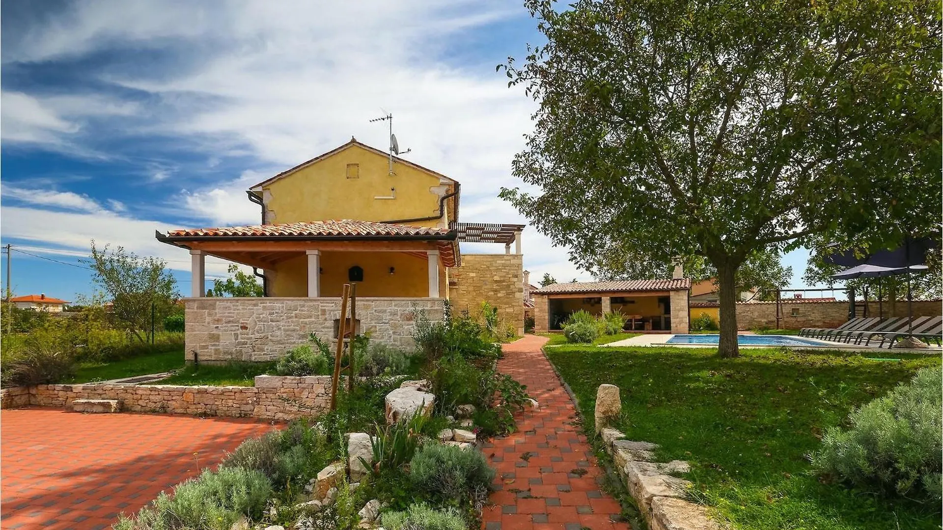 Villa Ive 0*, Orbanici